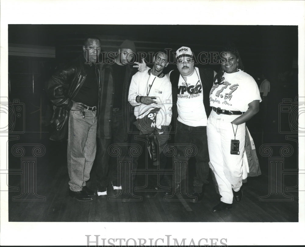 1995 Press Photo Tony Fields &amp; other DJ&#39;s on the set of New York Undercover- Historic Images