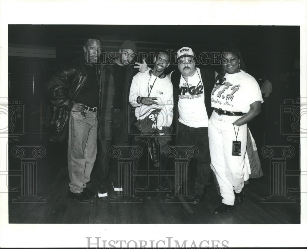 1995 Press Photo Tony Fields & other DJ's on the set of New York Undercover- Historic Images