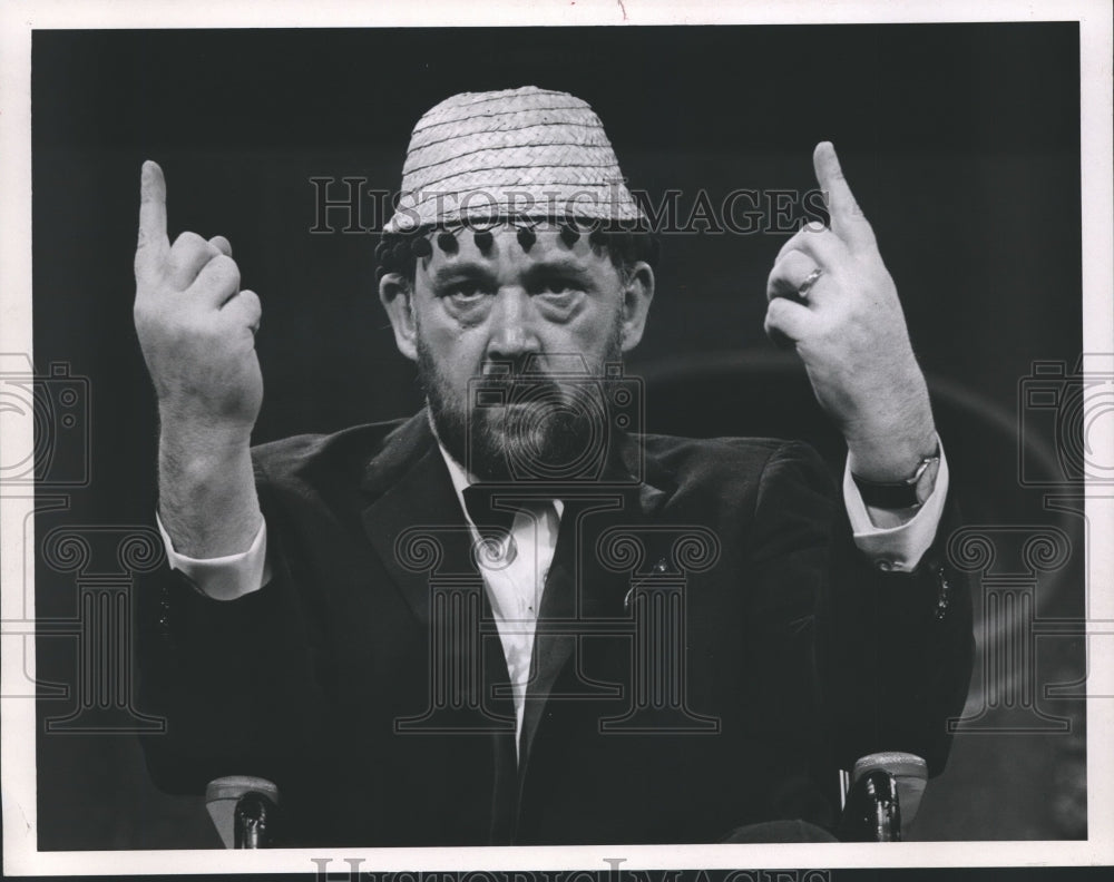 1967 Press Photo Actor Michael Flanders, fingers in the air, in a pom-pom hat- Historic Images