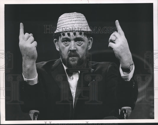 1967 Press Photo Actor Michael Flanders, fingers in the air, in a pom-pom hat- Historic Images