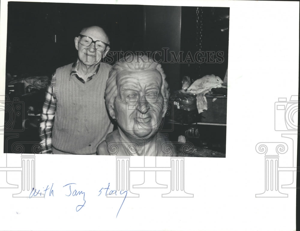 1987 Press Photo Maurice Ferstadt, posing with sculpture of Golda Meir- Historic Images