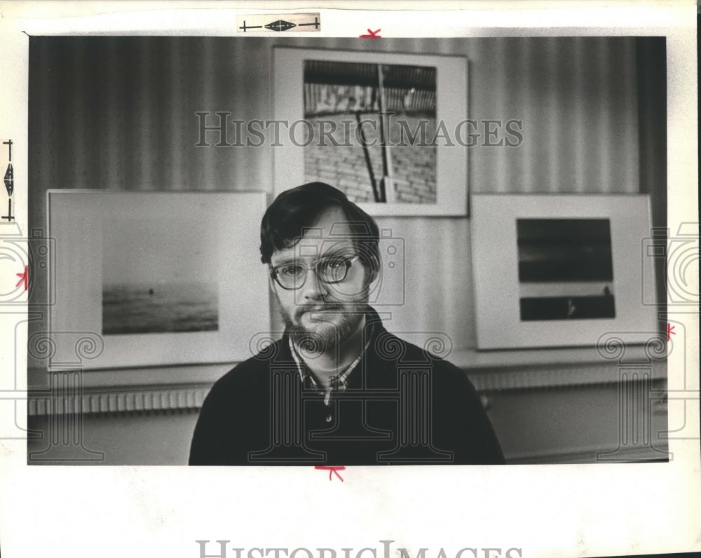 1982 Press Photo Steven Foste, Milwaukee Photographer, stands in front of work- Historic Images