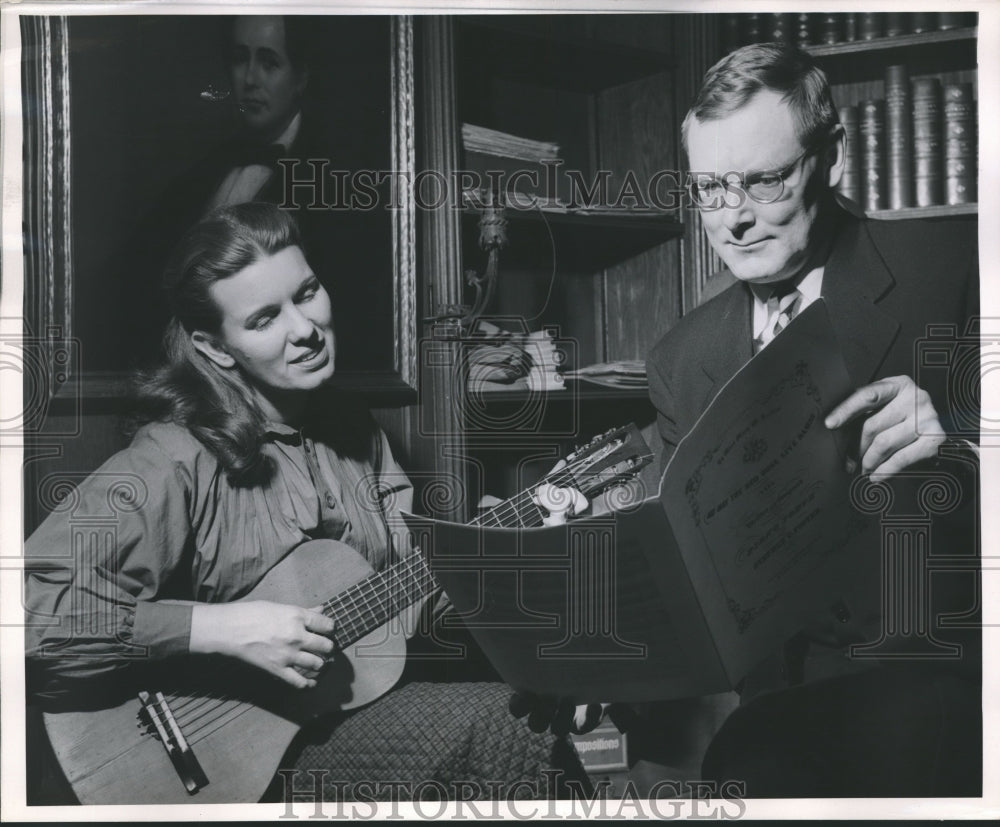 1952 Press Photo Joan Ritchie, Fletcher Hodges Jr, curator, The Foster Memorial- Historic Images