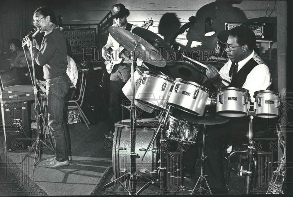 1984 Press Photo Lee Foster on Drums leads his band at the Jazz Oasis, Wisconsin
