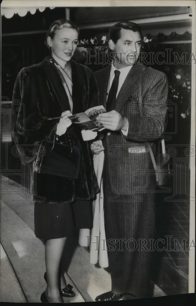 1947 Press Photo Actor Cary Grant gives diamond ring to Betty Hensel, California- Historic Images