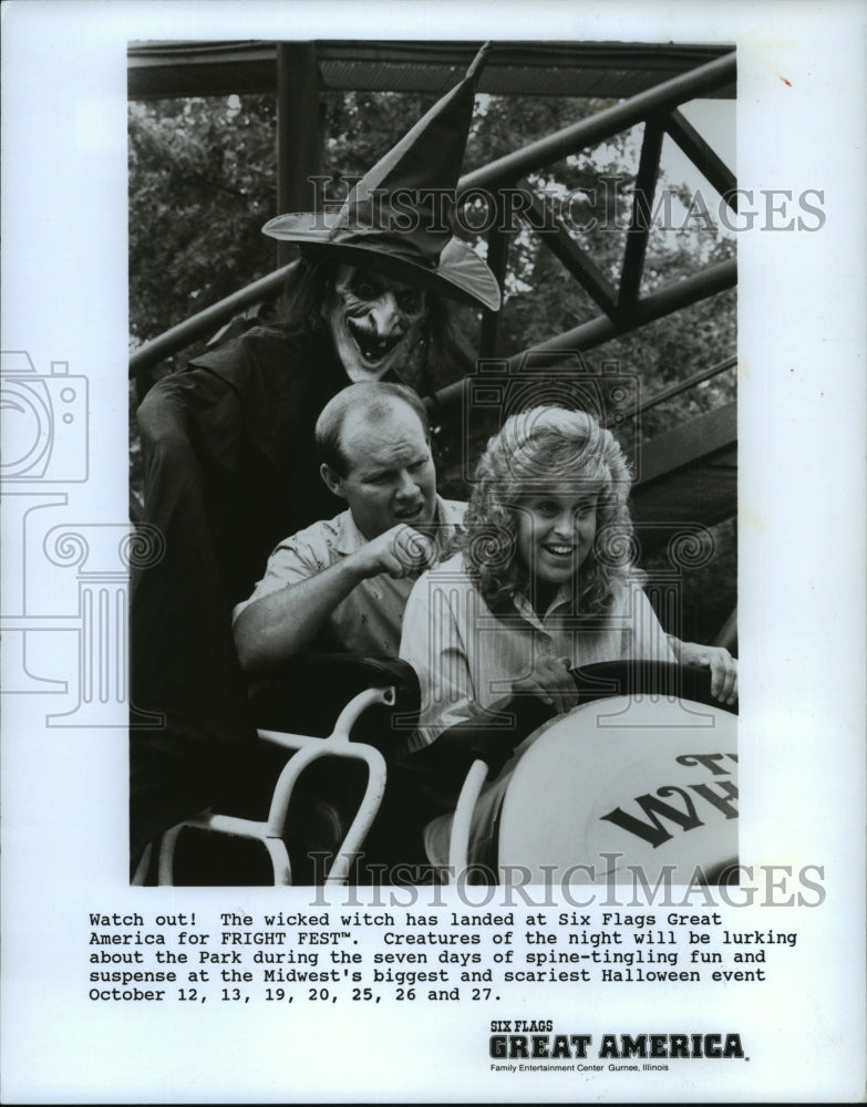 1991 Press Photo Wicked witch rides coaster with guests at Six Flags, Illinois- Historic Images