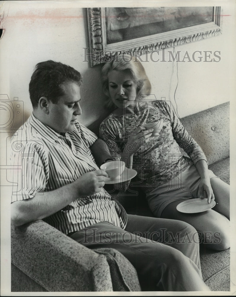 1964 Press Photo Director Jack Garfein & Wife actress Carroll Baker, have coffee- Historic Images