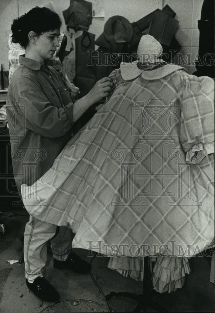 1993 Press Photo Costume shop manager Di Govern, works on fitting a dress- Historic Images