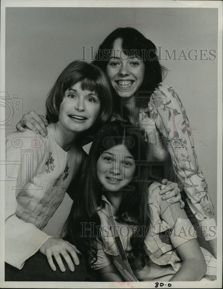 1975 Press Photo &quot;One Day at a Time&quot; star Bonnie Franklin and other cast members- Historic Images