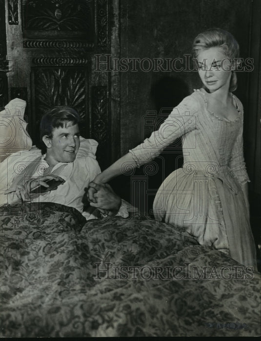 1964 Press Photo Albert Finney and Susannah York hold hands "Tom Jones"- Historic Images