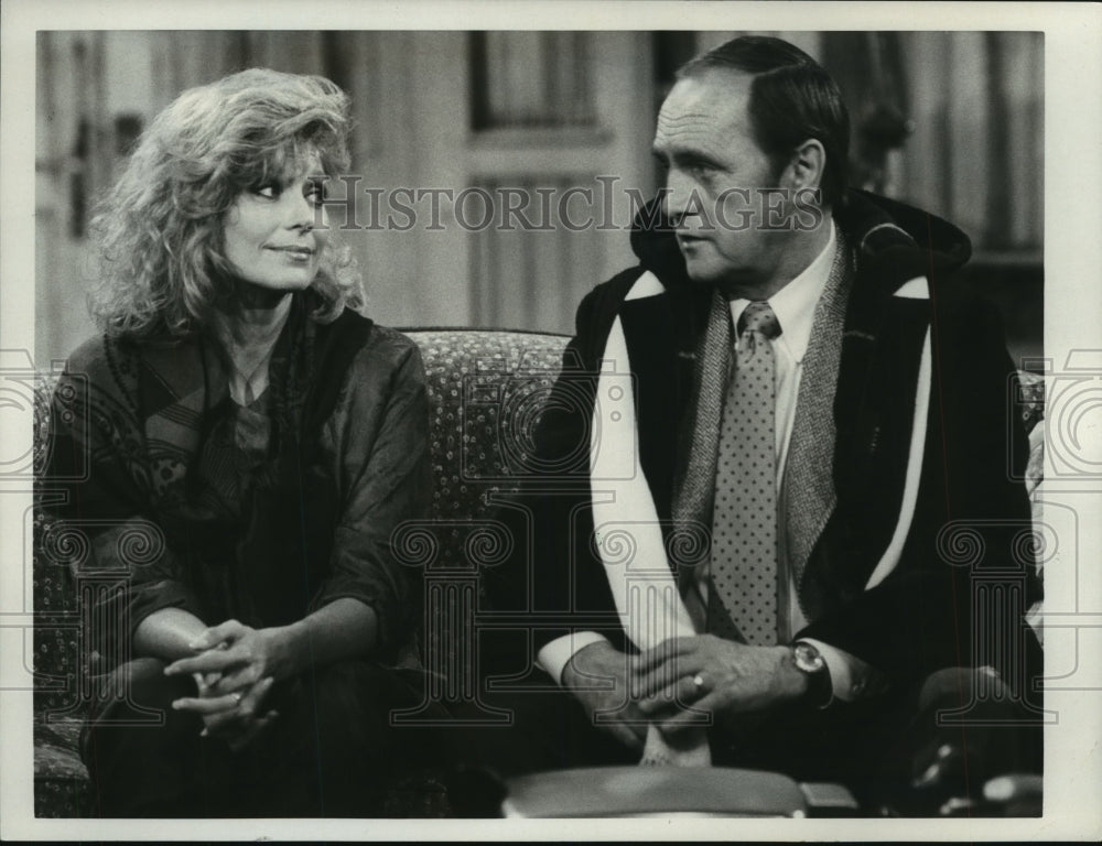 1987 Press Photo Mary Frann & Bob Newhart look equally befuddled in Newhart- Historic Images