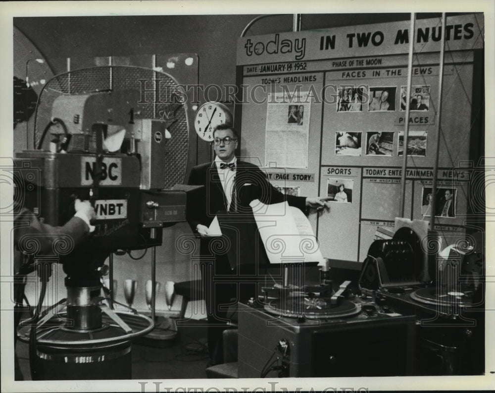 1952 Press Photo New York-Dave Garroway on the &quot;Today&quot; set in first broadcast.- Historic Images