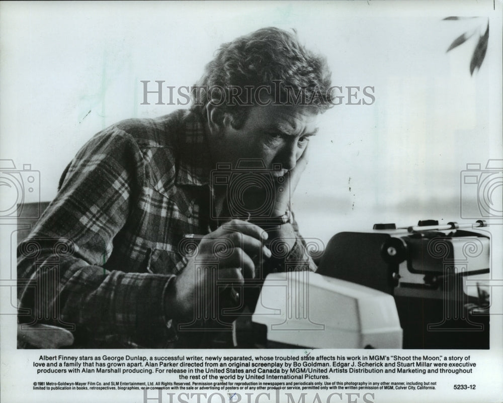 1982 Press Photo Albert Finney stars as George Dunlap in Shoot the Moon- Historic Images