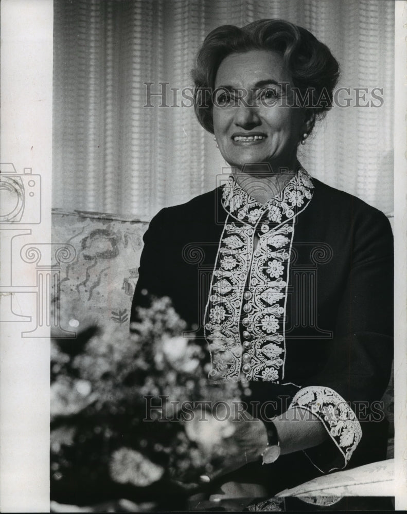 Load image into Gallery viewer, 1970 Press Photo Author &amp; foreign correspondent, Ruth Gruber, visits Milwaukee
