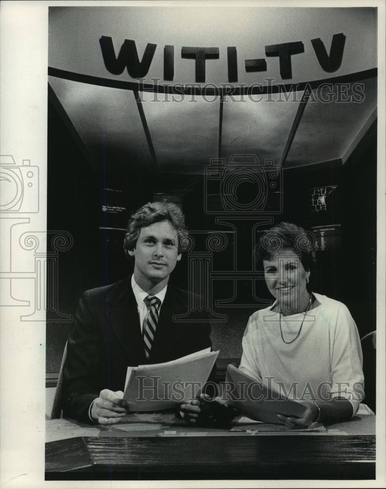 1983 Press Photo WITI-TV Bill Grimes with co-anchor, Milwaukee - mjp15926- Historic Images