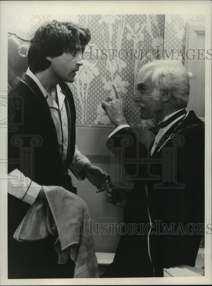 1983 Press Photo Kenneth Gilman, Harold Gould in scene from &quot;Foot in the Door&quot;- Historic Images