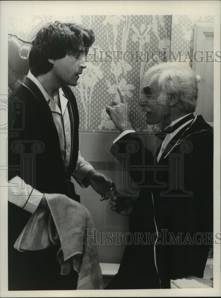 1983 Press Photo Kenneth Gilman, Harold Gould in scene from "Foot in the Door"- Historic Images