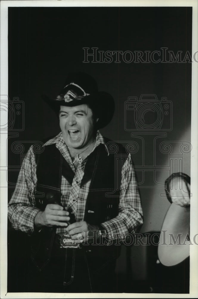 1981 Press Photo Mickey Gilley during an interview in Chicago, Illinois.- Historic Images