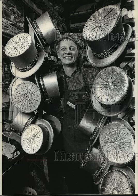 1990 Press Photo Wardrobe mistress Alyce Gilbert - mjp16349- Historic Images