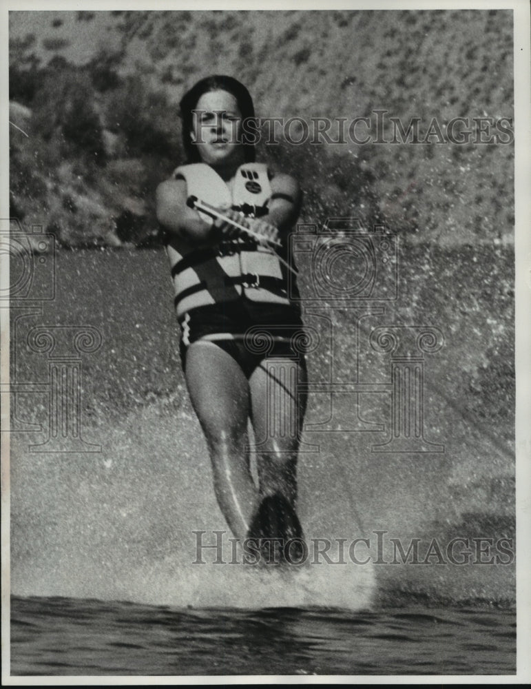 1975 Press Photo Actress Lisa Gerritsen water skiing on Pyramid Lake, California- Historic Images