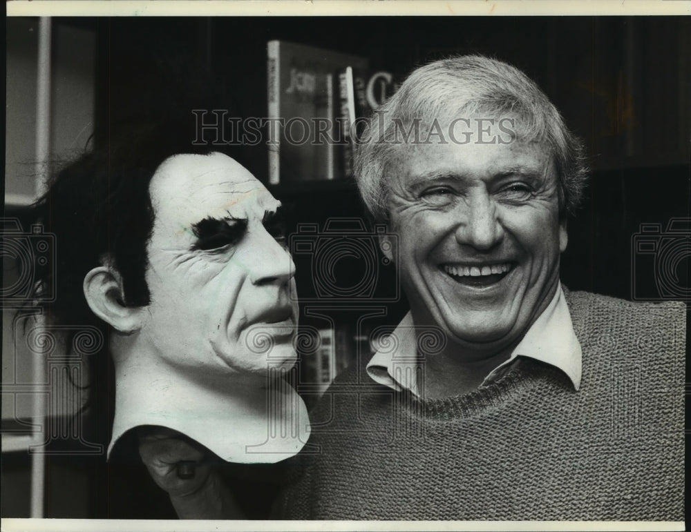 1982 Press Photo Merv Griffin with a rubber mask of horror actor Bela Lugosi.- Historic Images