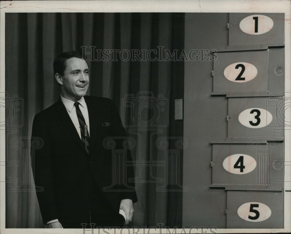 1964 Press Photo Merv Griffin, host of &quot;Merv Griffin&#39;s Word for Word&quot; game show.- Historic Images