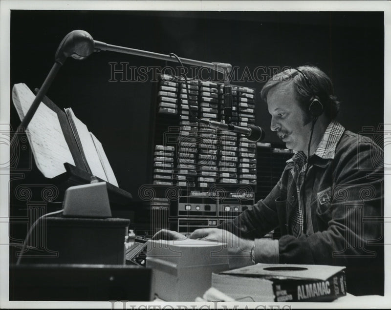 Load image into Gallery viewer, 1974 Press Photo Disc Jockey Jonathan Green on the air at WTMJ radio.
