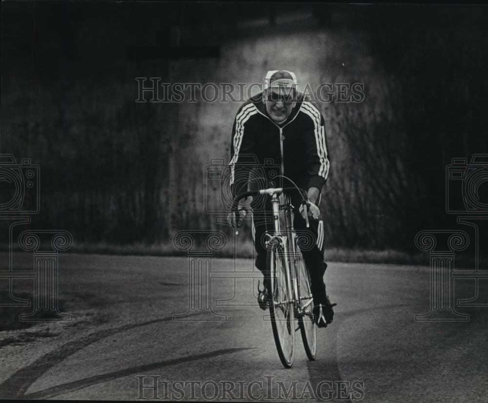 1980 Press Photo &quot;Fritz the Plumber&quot; Norman Marggraff rides his bicycle- Historic Images