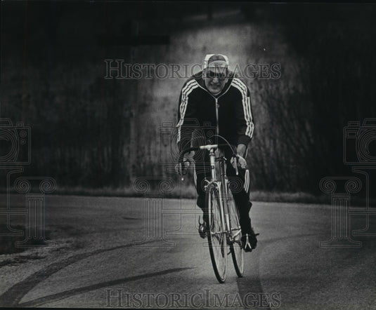 1980 Press Photo "Fritz the Plumber" Norman Marggraff rides his bicycle- Historic Images