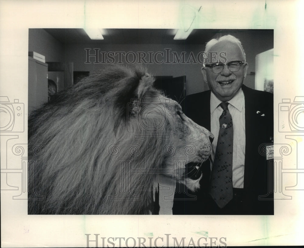 1984 Press Photo Milwaukee artist Owen Gromme posed with Sim, a stuffed lion- Historic Images