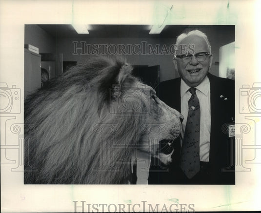 1984 Press Photo Milwaukee artist Owen Gromme posed with Sim, a stuffed lion- Historic Images