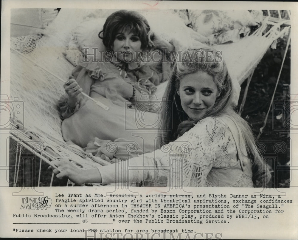 1975 Press Photo actresses Lee Grant, Blythe Danner in &quot;The Seagull&quot;- Historic Images