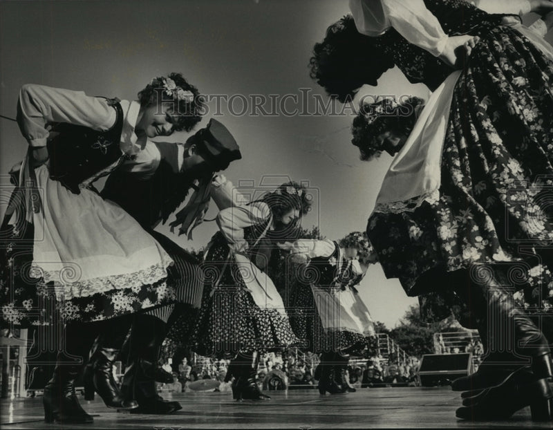 Load image into Gallery viewer, 1986 Press Photo Mazur Polish Dancers at Harvest Festival at Enderis Playfield
