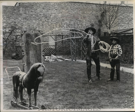 1956 Press Photo Captain Edward Gray gives grandson Roger a roping lesson- Historic Images