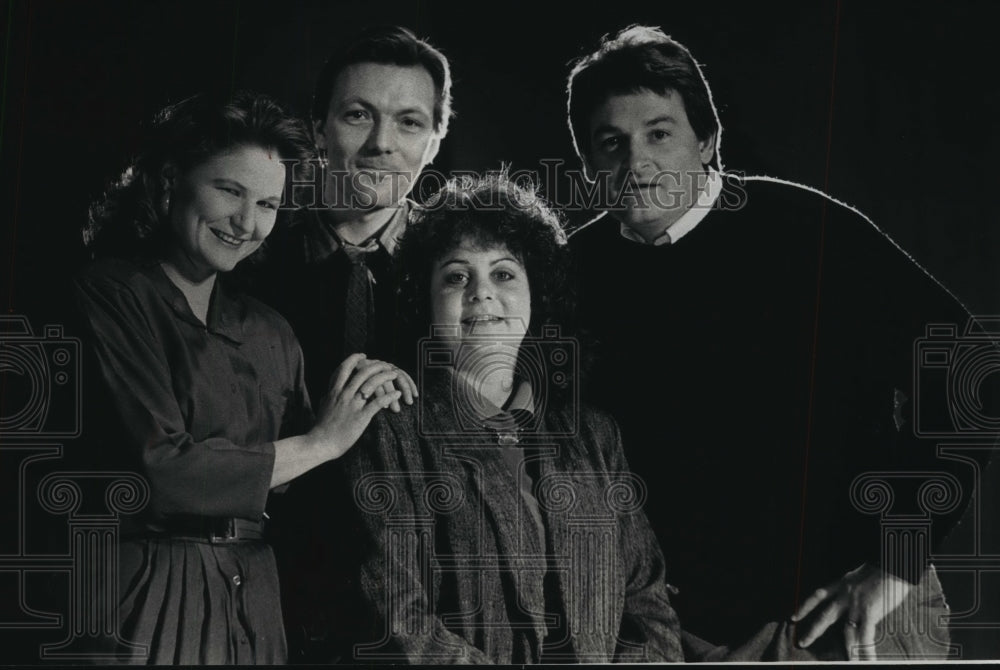 1989 Press Photo Milwaukee actress Sharon McQueen poses with cast mates- Historic Images