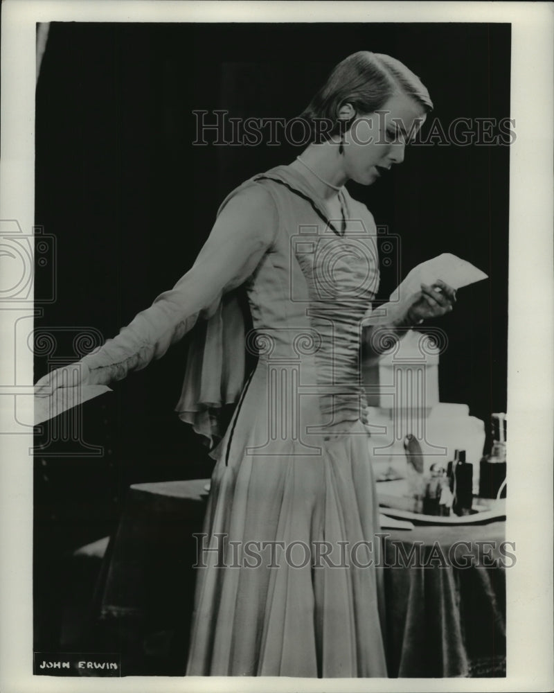 1953 Press Photo Julie Harris as Sally Bowles in &quot;I Am A Camera&quot; - mjp17685- Historic Images