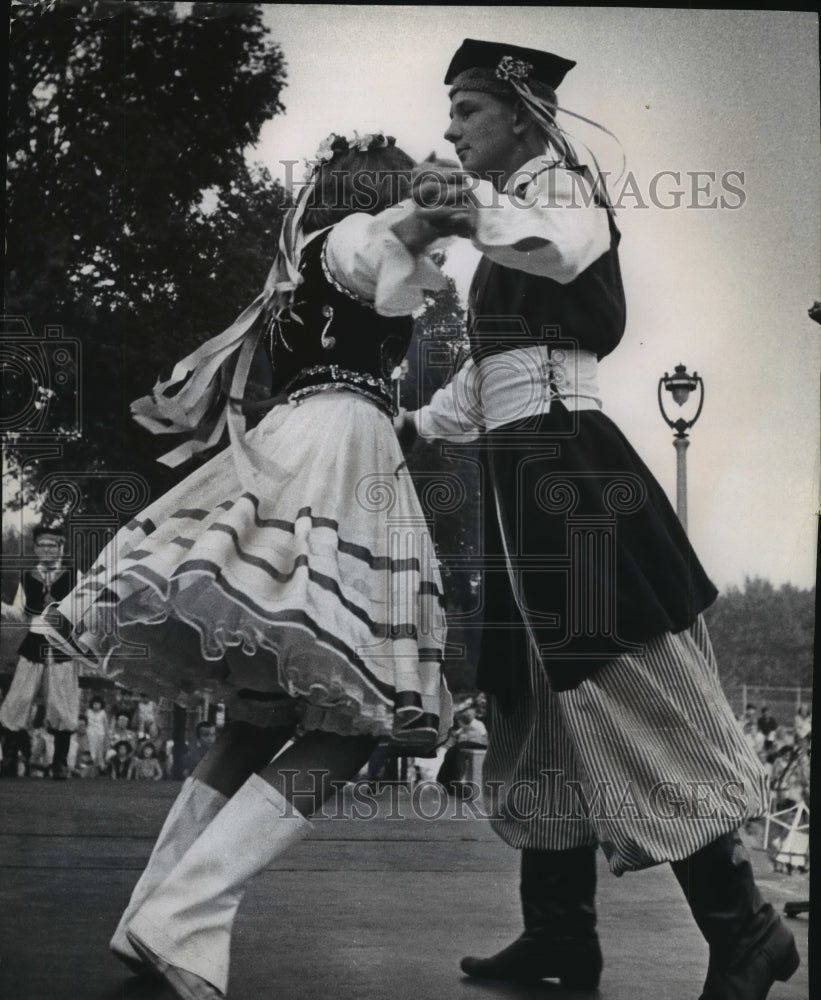 1965 Press Photo The Mazur Polish dancers perform at the Harvest Festival.- Historic Images