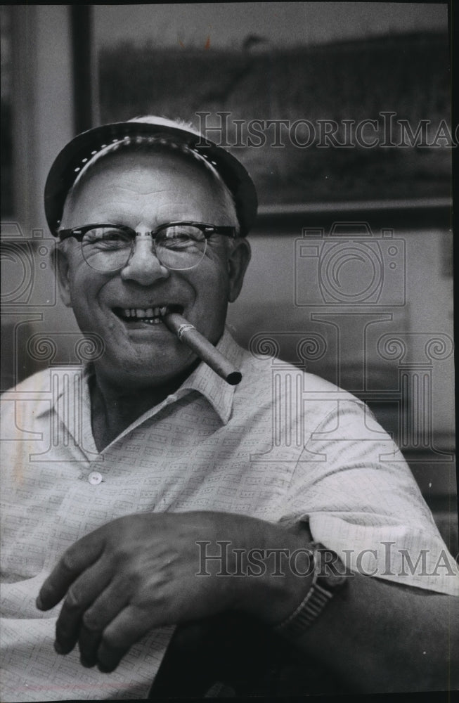 1968 Press Photo Owen J. Gromme, curator of birds at Milwaukee Public Museum.- Historic Images