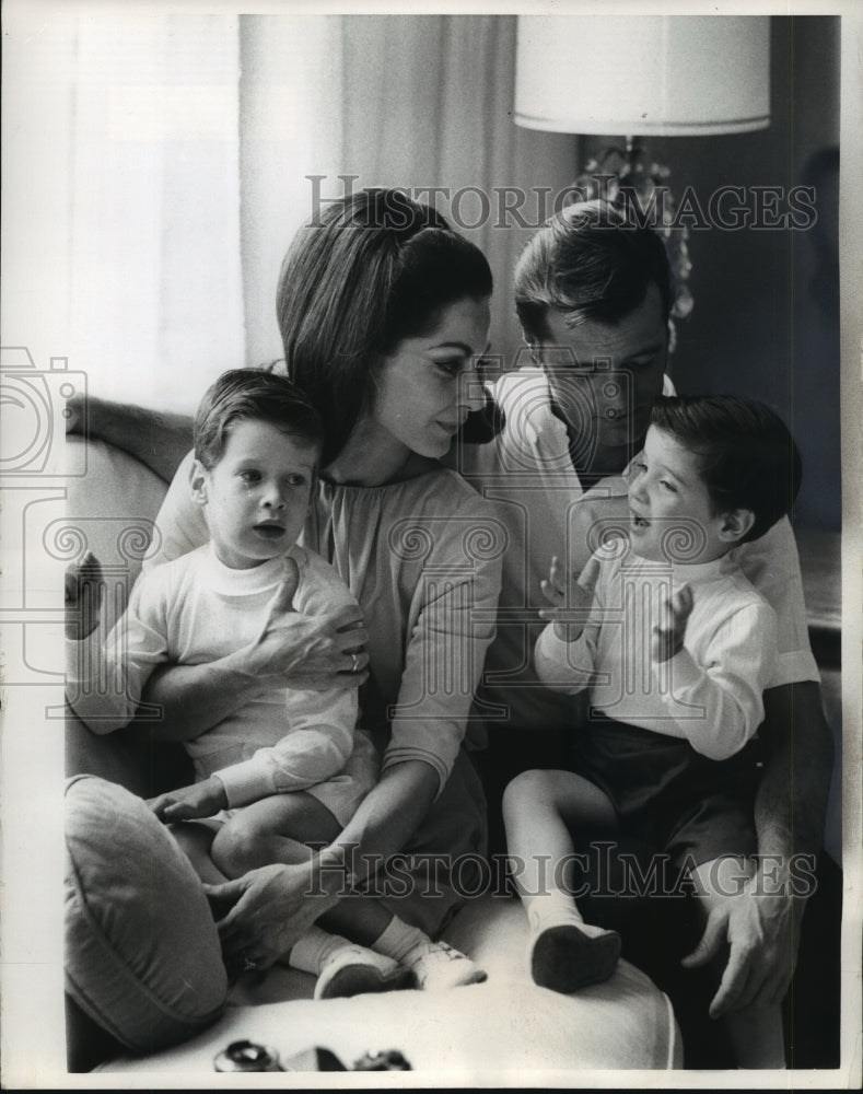 1968 Press Photo Actors Robert Goulet and Carol Lawrence with their two sons- Historic Images