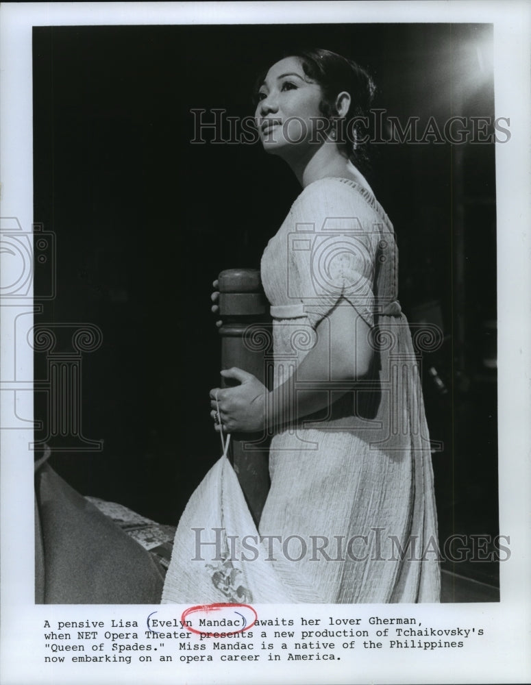 1971 Press Photo Evelyn Mandac, Soprano, in "Queen of Spades"- Historic Images