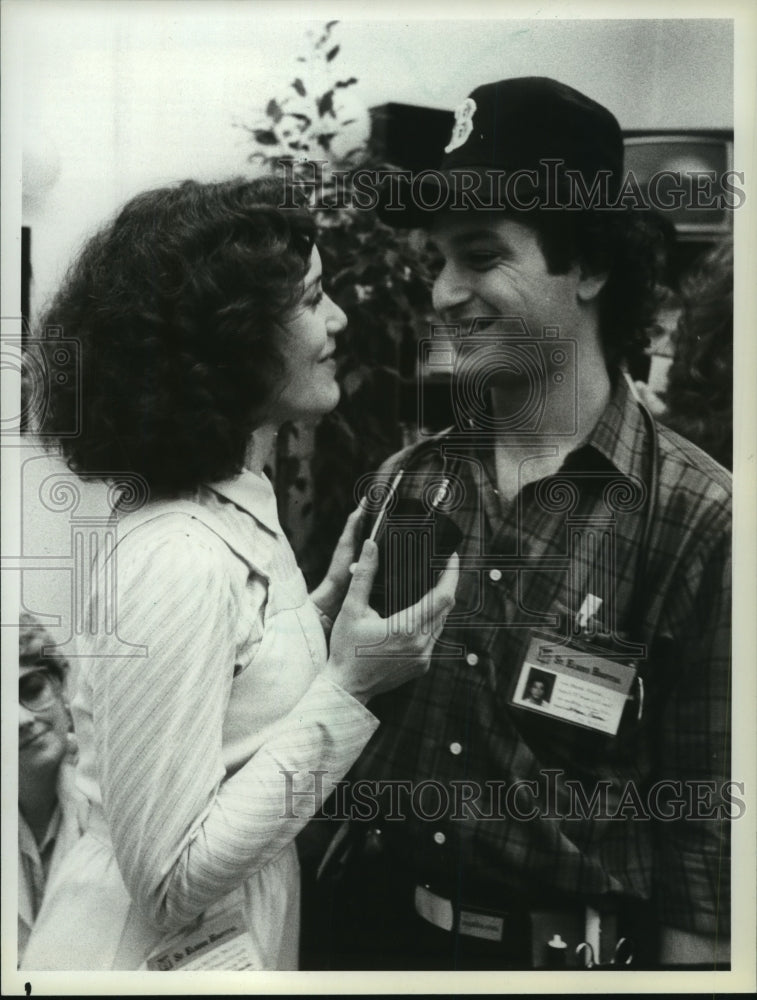 1983 Press Photo Howie Mandel and Ellen Bry in scene from &quot;St. Elsewhere&quot;- Historic Images