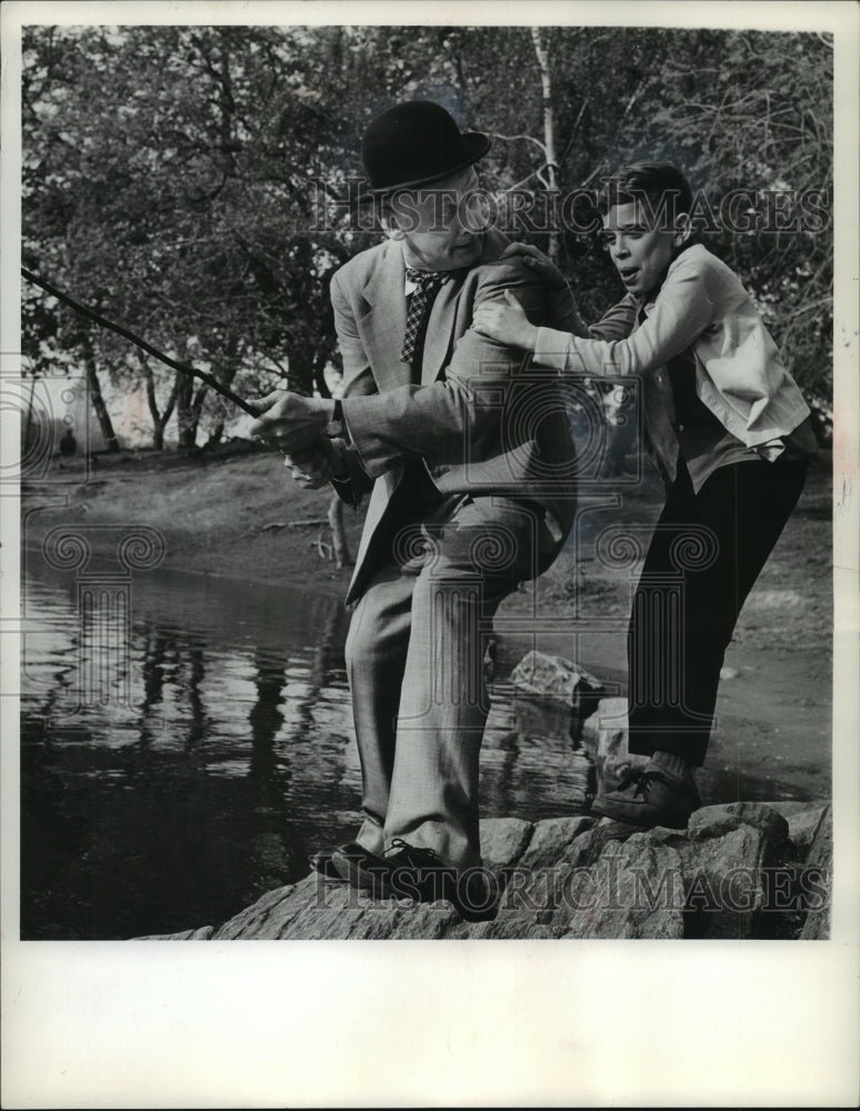 1963 Press Photo Actors John Megna And Art Carney In &#39;Du Pont Show Of The Week&#39;- Historic Images