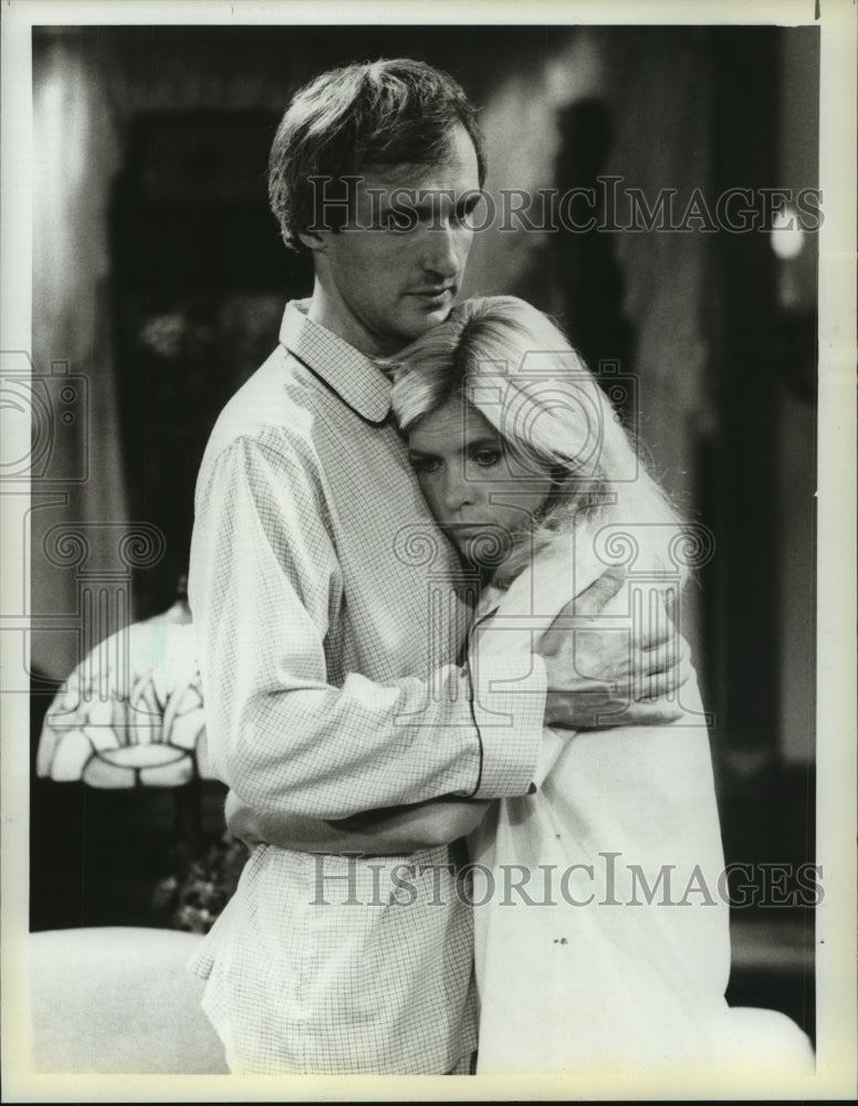 1983 Press Photo Meredith Birney Hugs Michael Gross In NBC&#39;s &#39;Family Ties&#39;- Historic Images