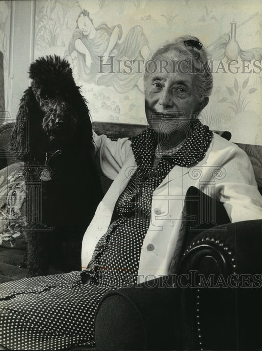 1980 Press Photo Actress Lynn Fontanne in her home in Genessee Depot with dog- Historic Images