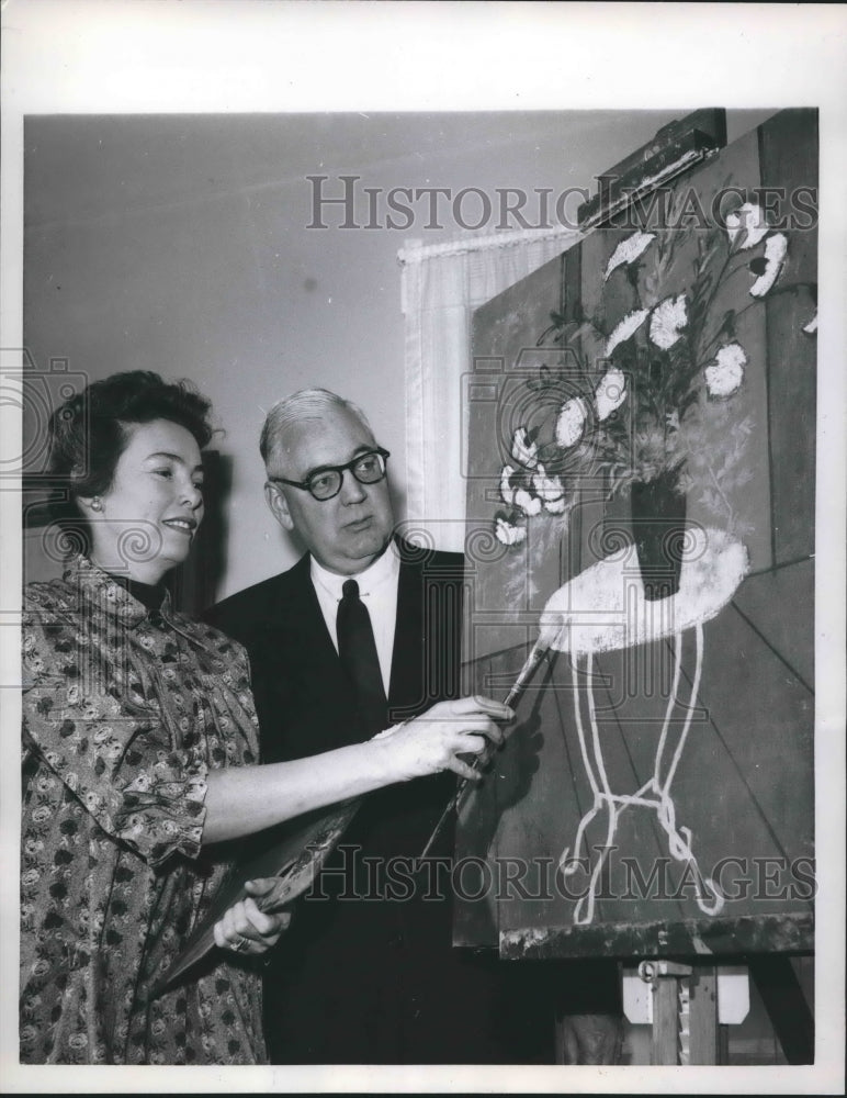 1960 Press Photo Edward Mills views a painting done by his wife in Washington- Historic Images