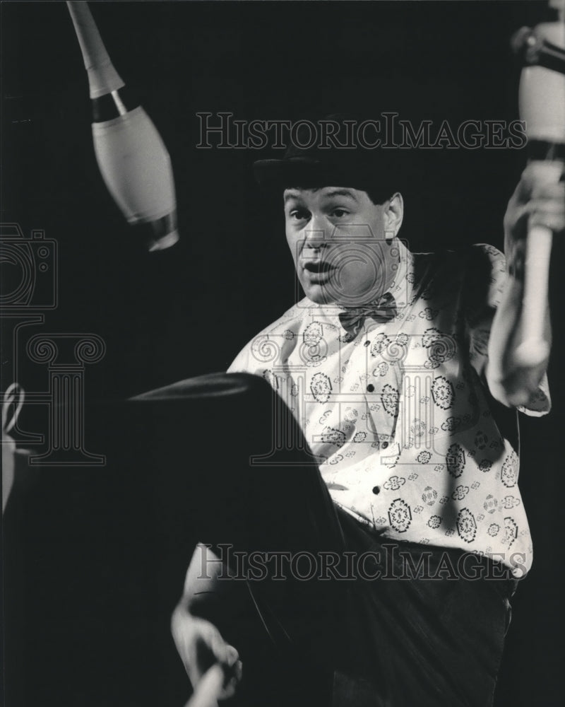 1987 Press Photo Jacob Mills tried to sell his juggling act to Wisconsin fair- Historic Images