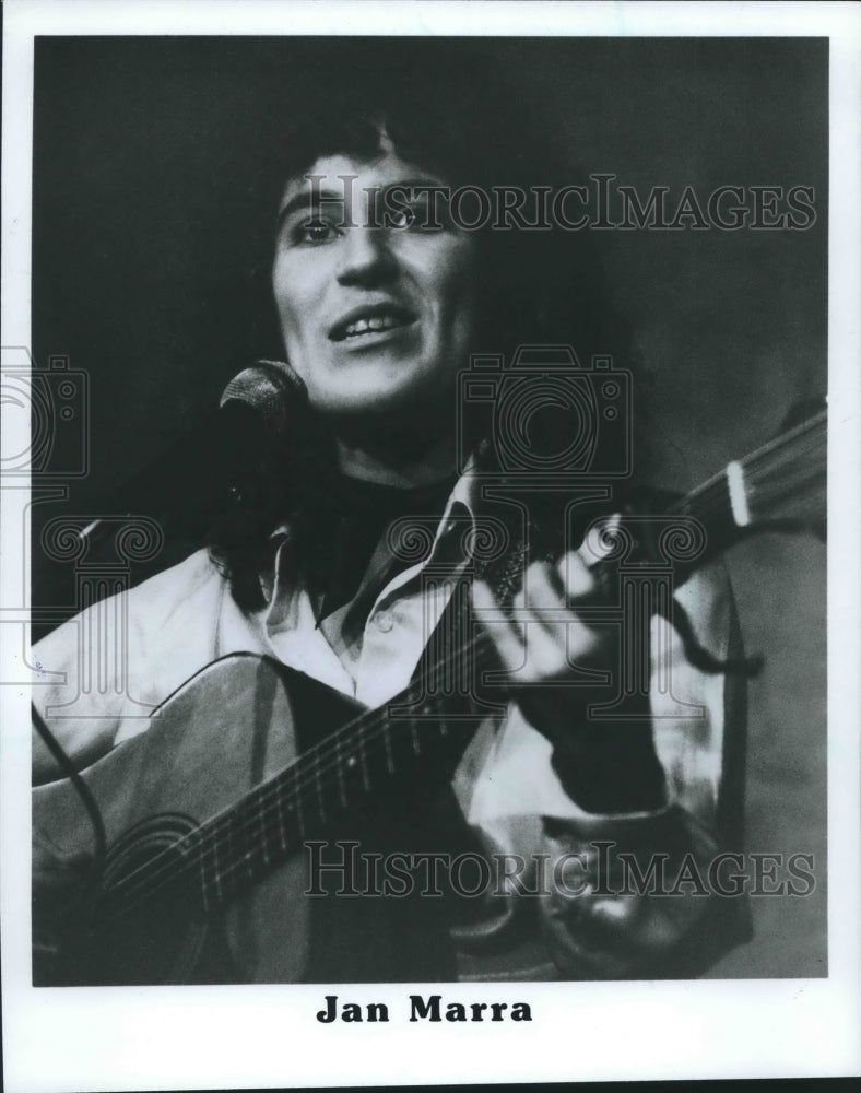 1986 Press Photo Vocalist Jan Marra playing his guitar - mjp18974- Historic Images