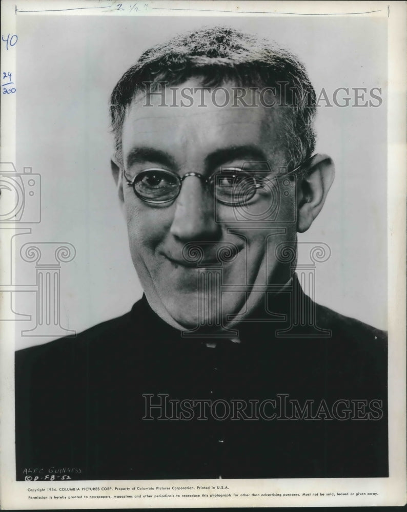 1955 Press Photo Actor Alec Guinness, portrays a priest in &quot;The Detective.&quot;- Historic Images