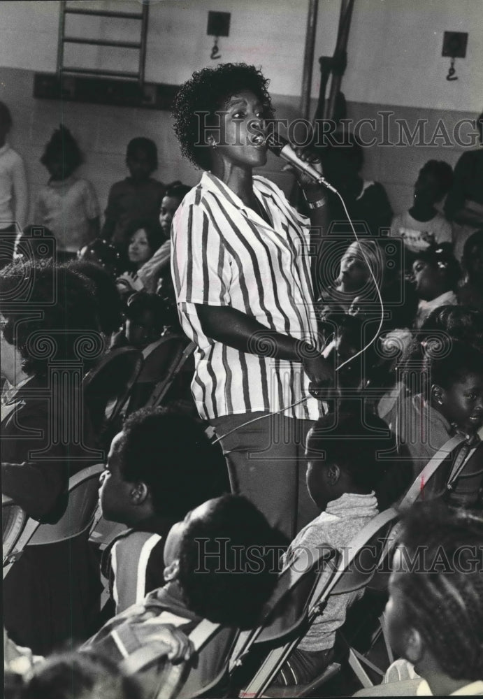 1980 Press Photo Singer Penny Goodwin entertains school children. - mjp19135- Historic Images