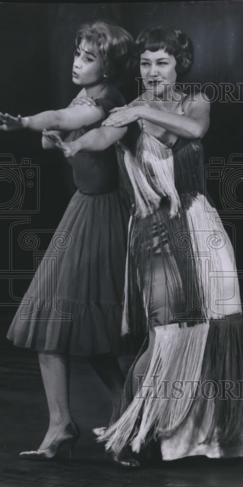 1962 Press Photo Andrea Linn and Dody Goodman star in musical, "Wonderful Town."- Historic Images